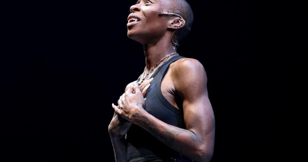 シンシア・エリヴォ、観客に撮影されているのを見つけて「ステージから降りる」気まずい瞬間