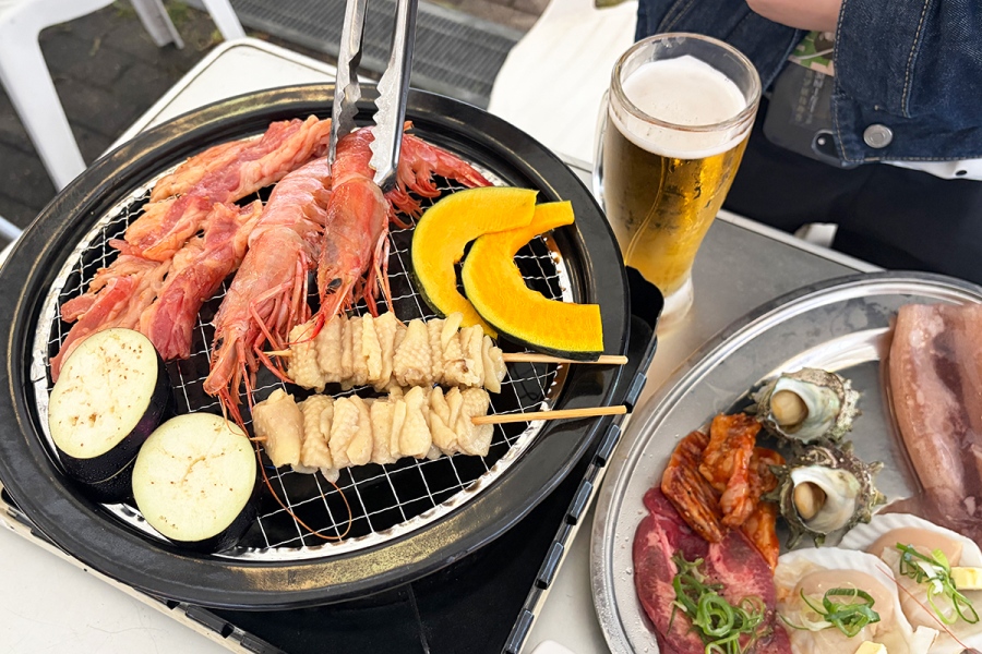 「近鉄上本町ファミリービアガーデン」では好きな具材を取ったら、各テーブルにある焼き台でBBQスタート（Lmaga.jp撮影）