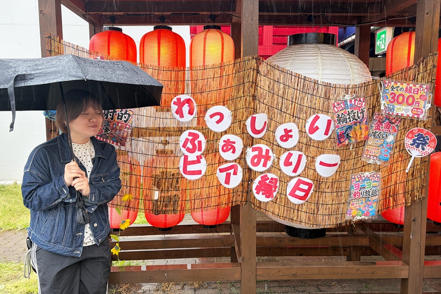 会場コンセプトは「日本のお祭り」。櫓やずらりと連なる提灯、縁日スペースなどが並び、お祭り気分が味わえる（Lmaga.jp撮影）