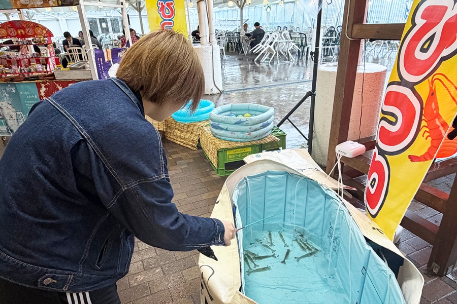 大人も大喜びの「海老釣り」。釣った海老は料金を支払えば購入して、自席で焼いて食べられる（Lmaga.jp撮影）