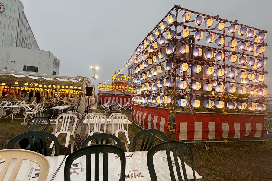 「近鉄上本町ファミリービアガーデン」内覧会の日はまさかの大雨。しかし会場内には屋根付き座席が200席あるため、雨天時にも利用可能だ（Lmaga.jp撮影）
