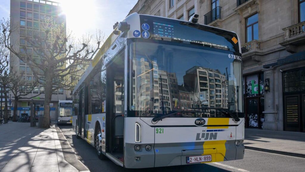 デ・レイン首相、7月1日から40以上の路線をキャンセルへ、野党は不満反応「燃料価格が高騰している時代に不合理」