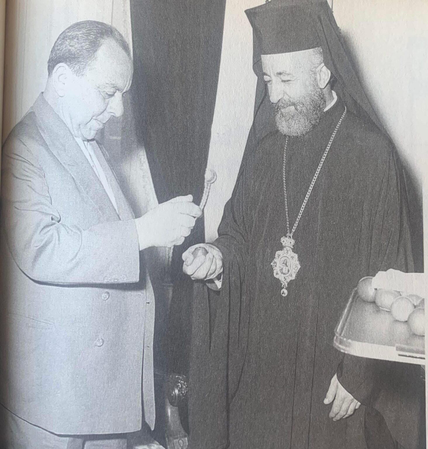 イースターエッグを割る習慣は、1963 年のイースターに共和国副大統領のファジル・クチュクと共和国大統領のマカリオス大司教によって守られました。