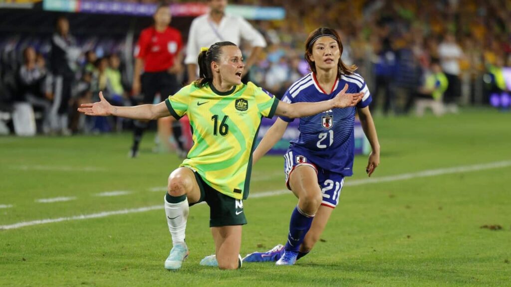 決勝のライバルが共闘、マチルダスとなでしこ、賞金格差に共同声明 | SBS Japanese Hayley Raso protests a foul during the Women's Asian Cup final against in 2026. Her arms are spread wide, an annoyed look on her face.