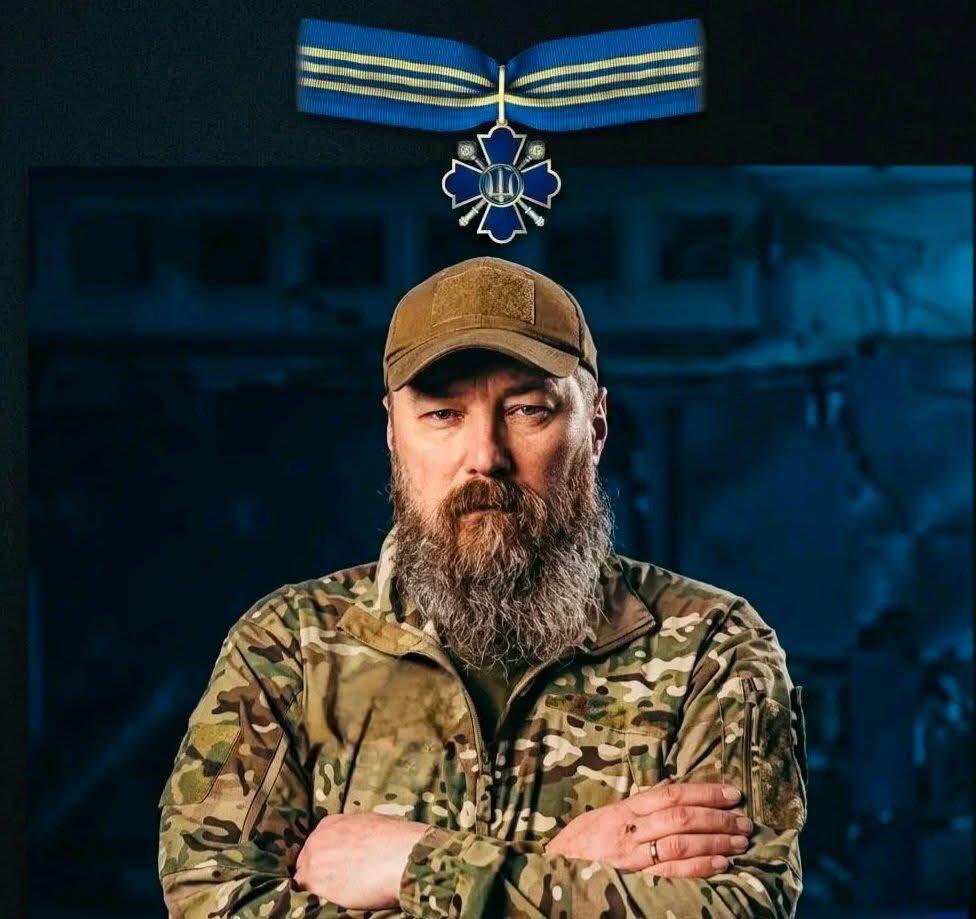 本日、ロバート・「マジャール」・ブロブディ氏に「功労十字章」が授与されました。ウクライナ軍最高司令官の最高賞の一つ。オレクサンドル・シルスキーがこの賞をオフィスではなく、戦闘任務の領域のすぐ近くで授与したことは象徴的です。 2026 年 4 月 2 日