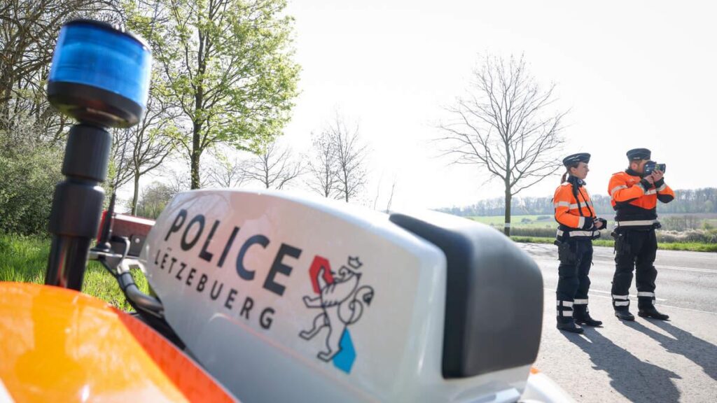 警察、ドライバーからの告訴を受けハンドルスクリーンの取り締まりを擁護