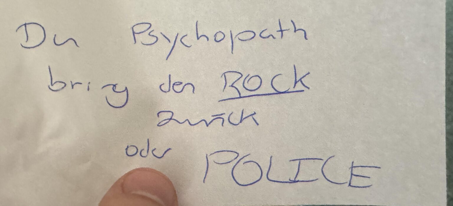 スカートを盗んだとして私を告発する匿名のメモ？