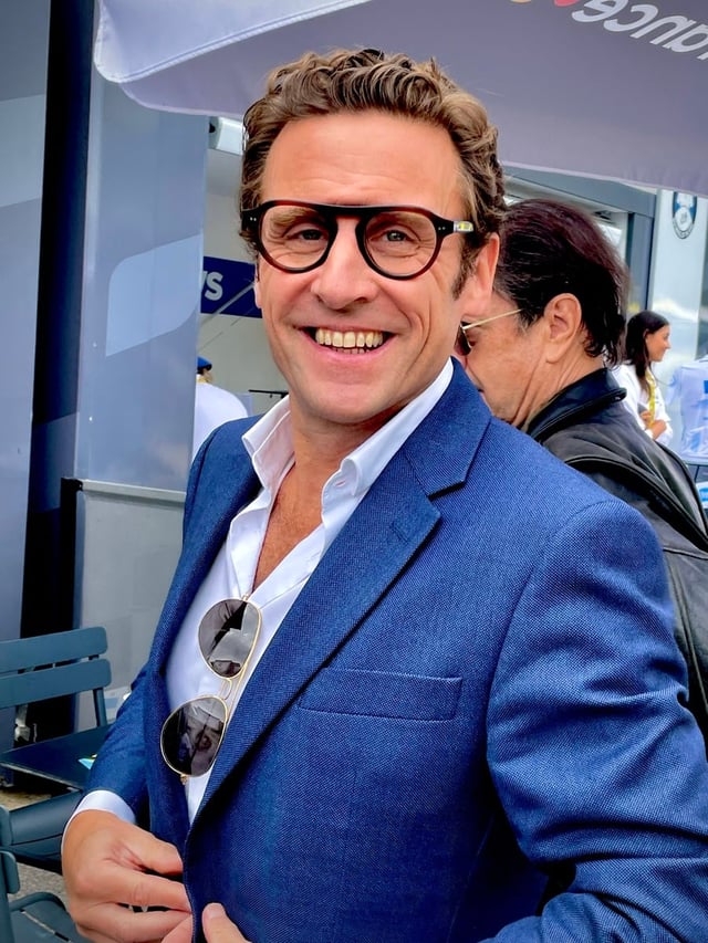 エマニュエル・マクロン氏には弟がいるが、彼はフランス大統領のAIコピーに似ている。