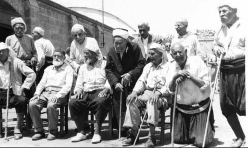 有名な語り手アイナル（本名はムスタファ・フセイン）とファマグスタ港のシンタ村の長老たち