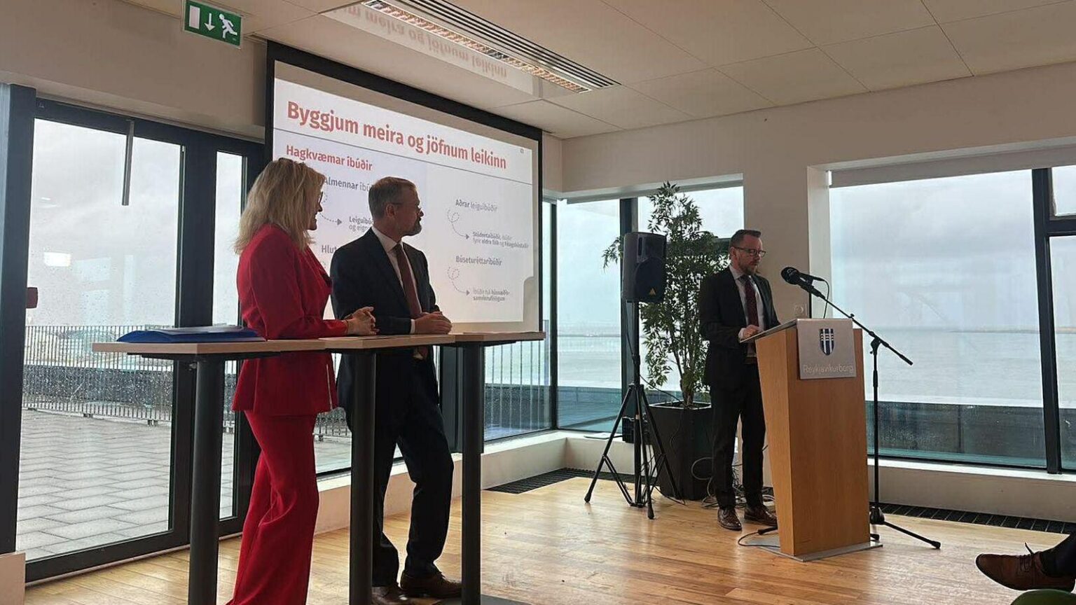政府の土地とその建物内で最大 1,400 戸のアパートを提供 - Vísir