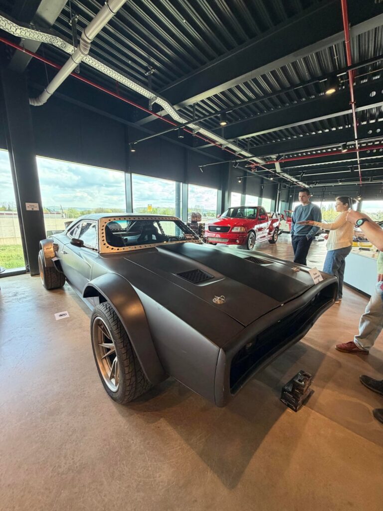 車好きの方へ！いくつかの伝説的な車は Gridix の映画に登場します