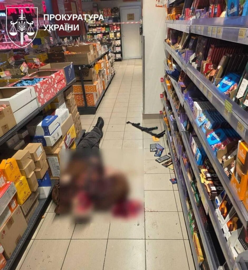 キエフ在住の元ロシア軍中佐が至近距離から５人を射殺した。 「ホロシーフスキー地区の通りには遺体と血が散乱している。子供を含む多くの人が負傷して入院している。母親は子供を連れて外出していた。」