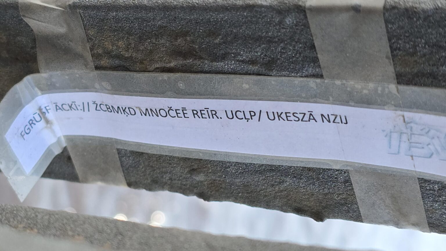 橋の上の謎のメモ