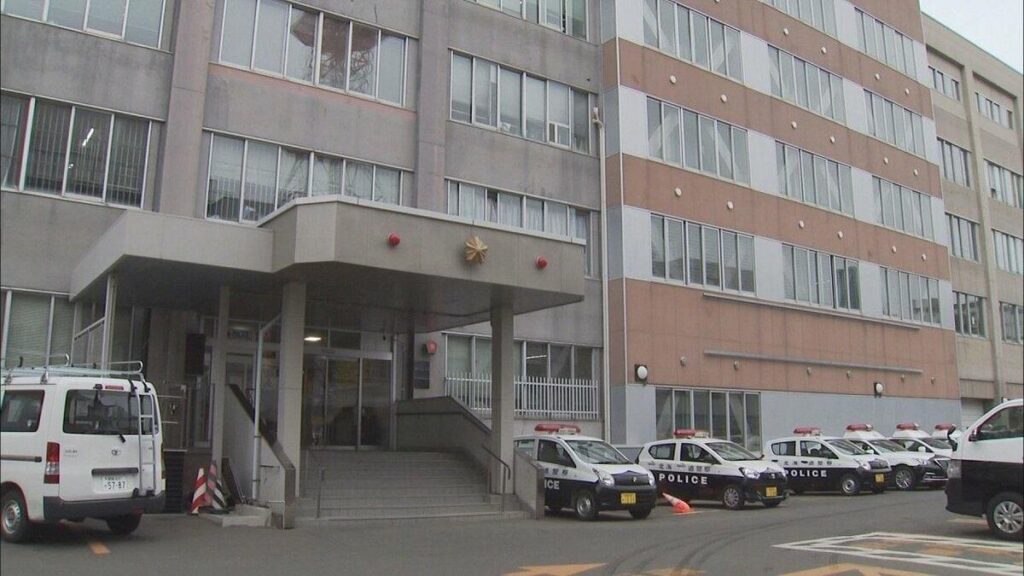 「2人組が棒を振り回して暴れている」団地に住む母親と娘が敷地内で男性に熊手や杖で殴打か 傷害の疑いで逮捕 親子と男性に面識なし 北海道釧路市