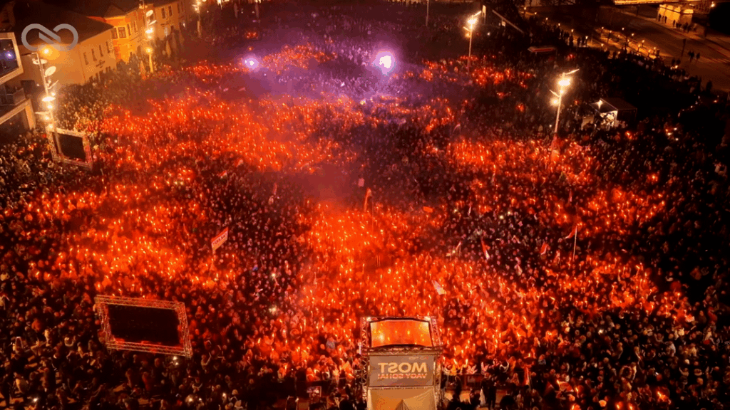 何千もの松明が灯され、TISZAもジェールに注がれます