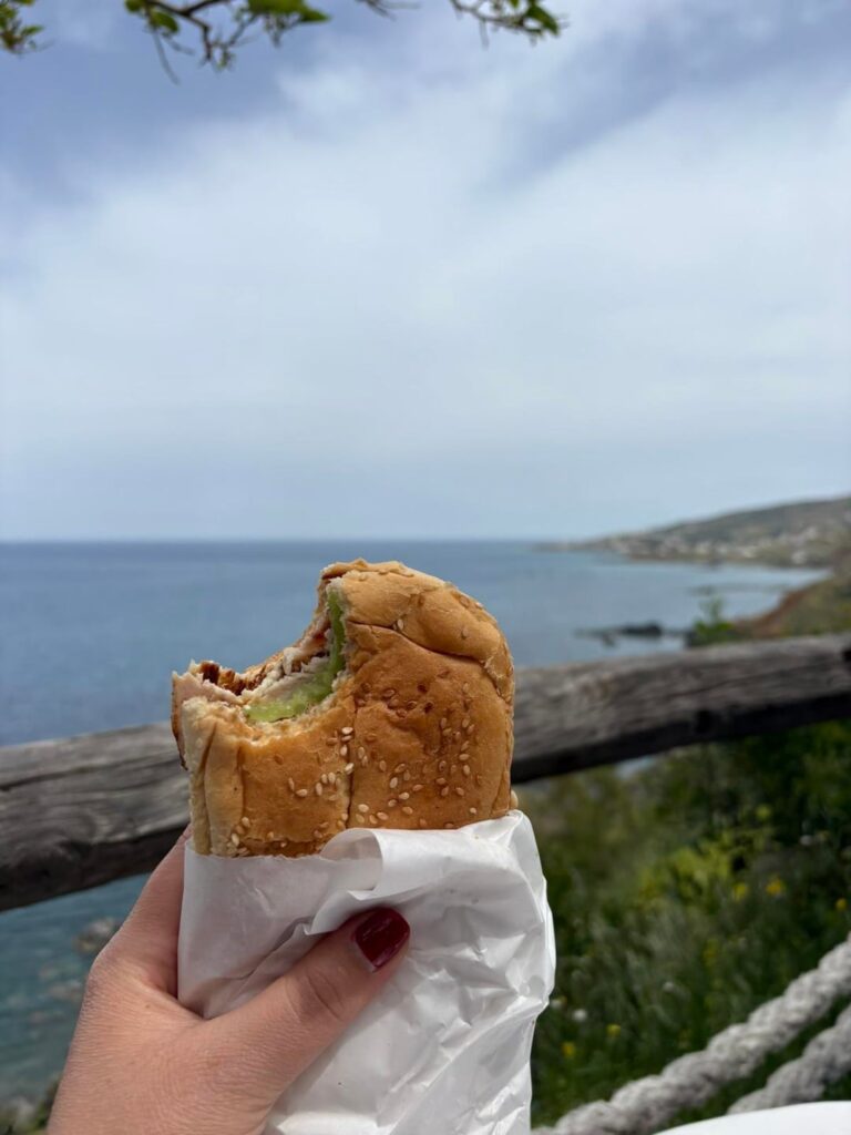 クーラスは誰かをサンドイッチしますか？