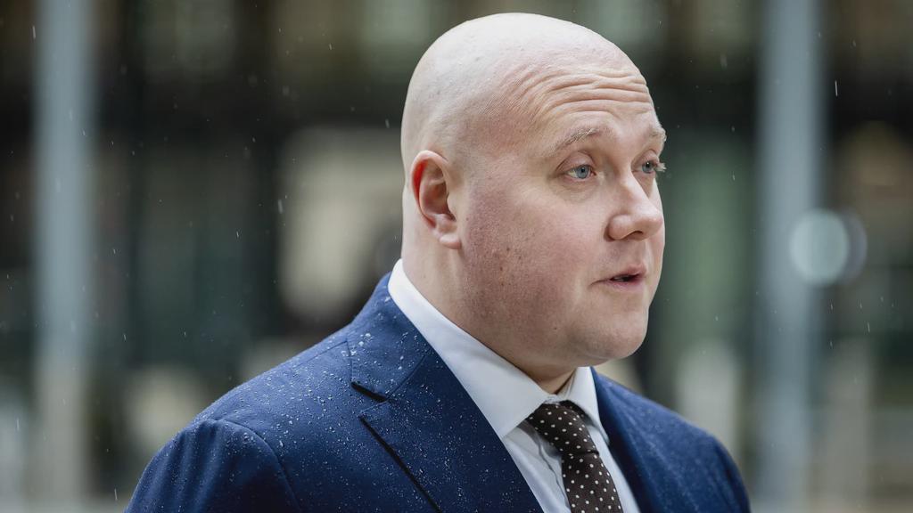 内閣が社会扶助削減を撤回し、今度は児童関連予算を削減