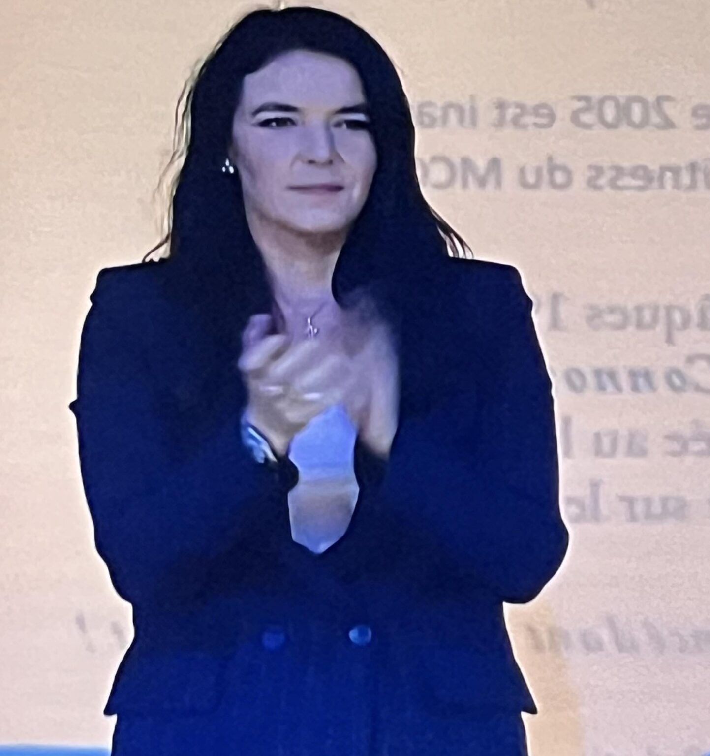 この女性が誰なのか知っている人はいますか?