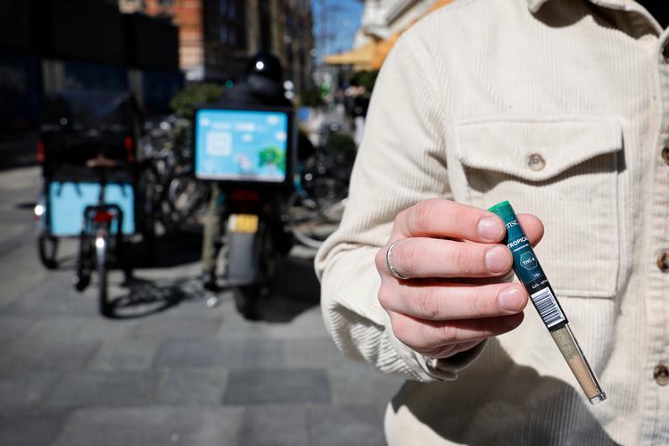 [Gavelink] 専門家が警告：Woltで大麻が購入できるようになった - 配送プラットフォームのWoltでは合法な大麻製品を注文できるようになったが、専門家は大麻の摂取に対して強く警告している。 Woltは販売が法律の枠内で行われることを強調している。