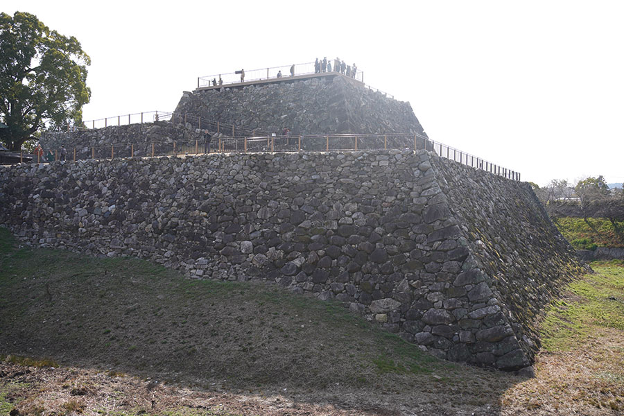 「郡山城跡」（奈良県大和郡山市）の「天守台」。急峻な石垣が、攻め入る者を阻んでいた（3月5日撮影／Lmaga.jp）