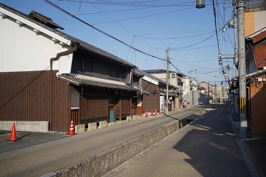 「紺屋町」エリアは、中心に水路が流れ、通りの両端に町家が広がる（3月5日撮影／Lmaga.jp）