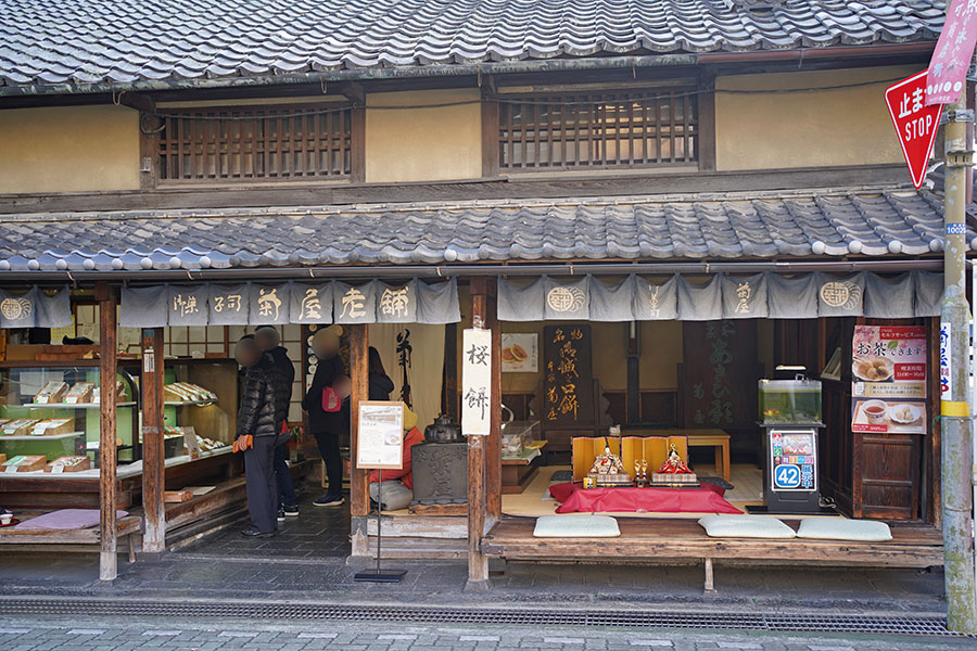 老舗和菓子屋「本家菊屋 本店」（奈良県大和郡山市）。豊臣秀長がいた1585年に創業以来、400年以上続く。店頭にはイートインスペースも（3月5日撮影／Lmaga.jp）