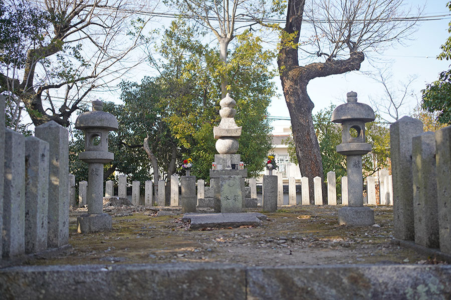 「大納言塚」（奈良県大和郡山市）には、木漏れ日が差し込み、清々しい空気が流れている（3月5日撮影／Lmaga.jp）