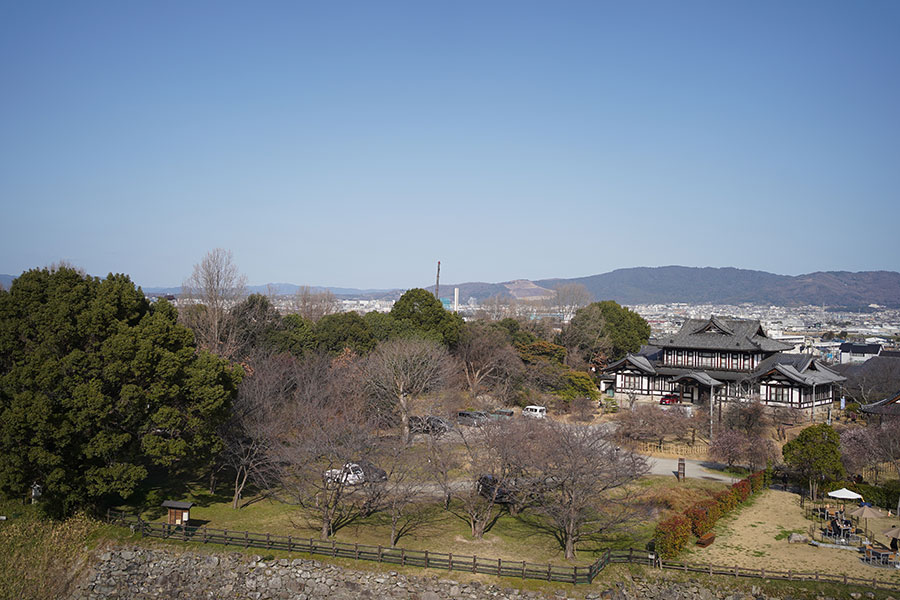 「郡山城跡」（奈良県大和郡山市）の「天守台」からの景色。正面には、現在でも若草山、東大寺を眺めることができる（3月5日撮影／Lmaga.jp）