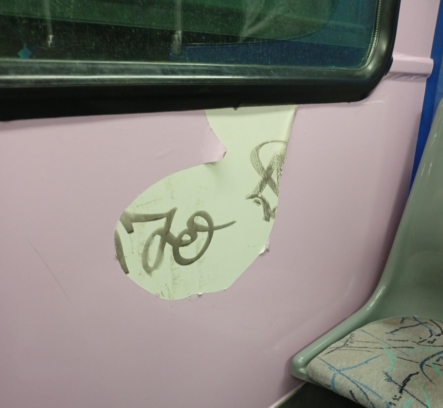 ご覧のとおり、緑の線の配線の色は単なるステッカーです