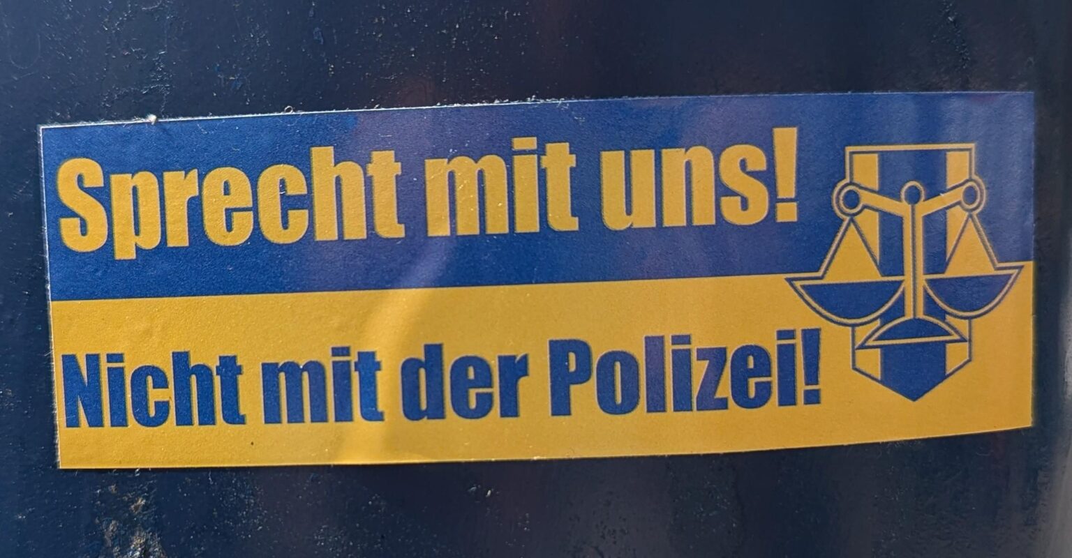警察に通報しないでくださいという奇妙なステッカー？