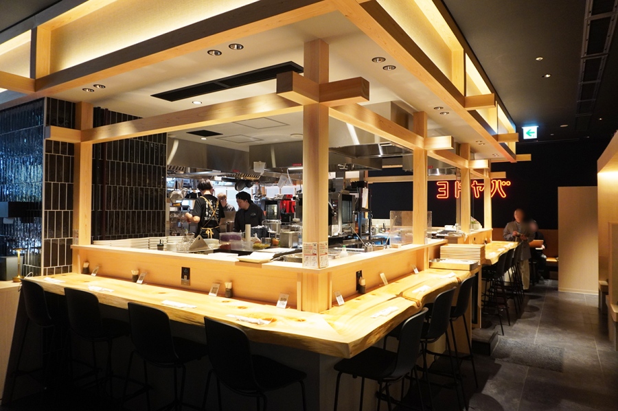 「ヨドヤバ」の店内。キッチンを囲むようにカウンター席が設けられている（Lmaga.jp撮影）