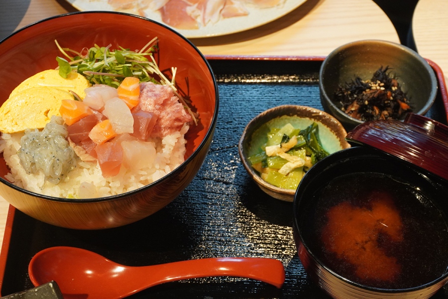 「博多海鮮角打ちしらすくじら」の「海鮮丼定食」（1210円、Lmaga.jp撮影）