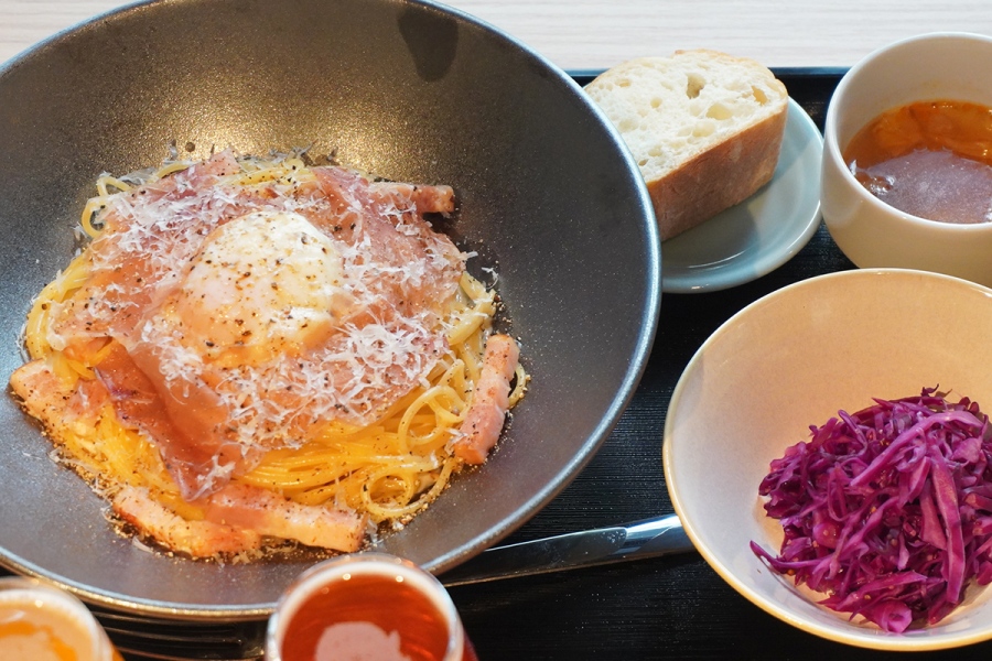 「生ハムと生牡蠣、生ビールBAKKANO（バッカーノ）」の「生ハムと半熟卵のカルボナーラ」（2178円、Lmaga.jp撮影）