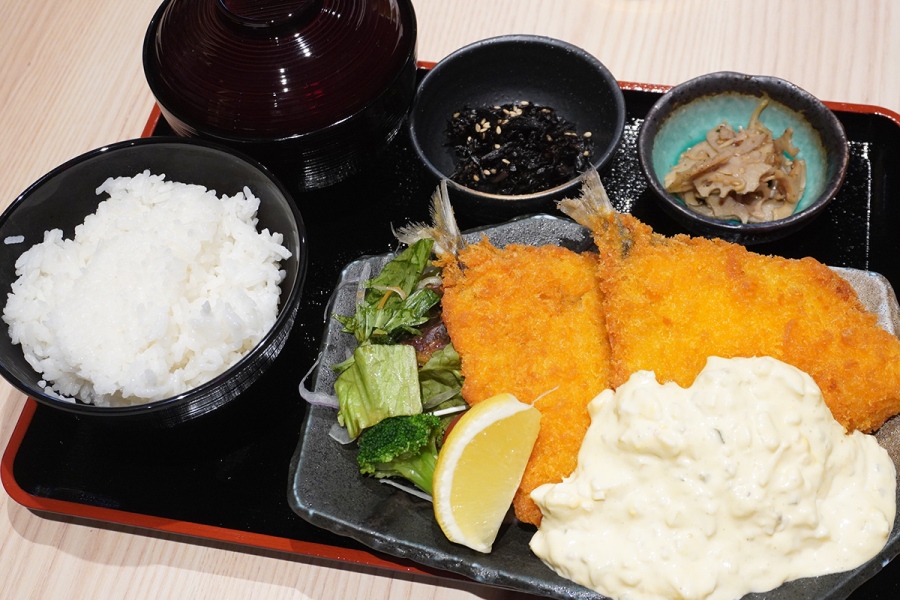 「博多海鮮角打ちしらすくじら」の「アジフライ定食」（1100円、Lmaga.jp撮影）