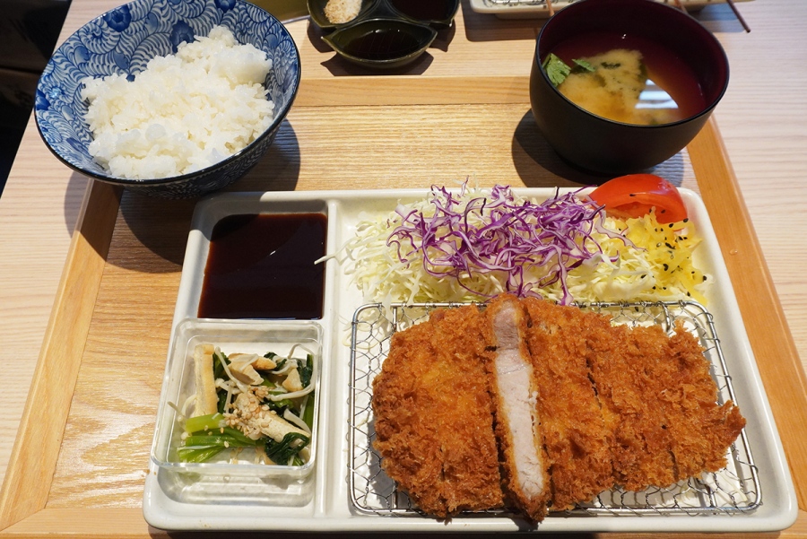 「揚八（あげは）」の「大和ポークのロースカツ定食」（1299円、Lmaga.jp撮影）