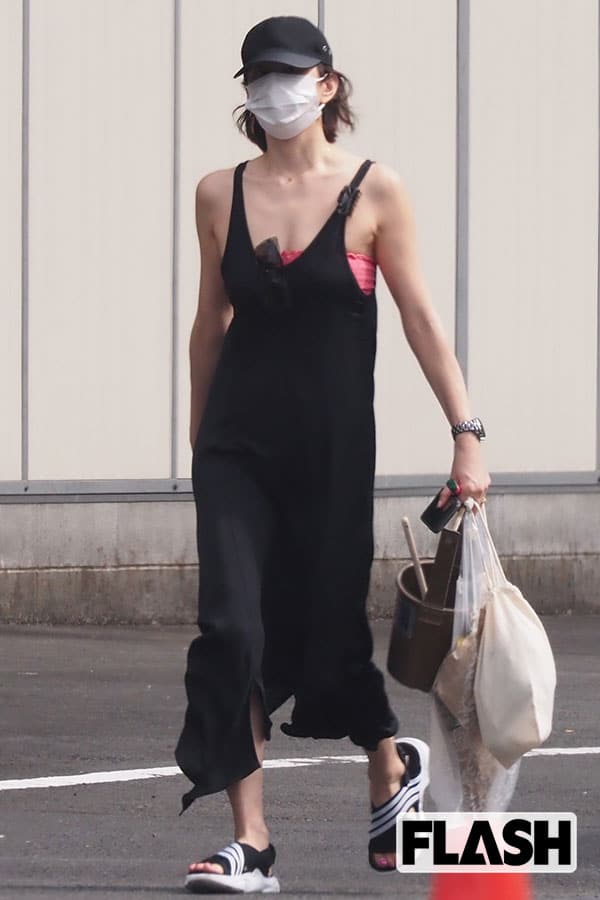 胸にはサングラス…「米倉涼子」45歳の誕生日にひとりで墓参（2020年）