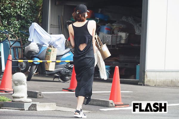 美背中を披露する米倉。アルゼンチンタンゴの練習の成果だろうか（2020年）