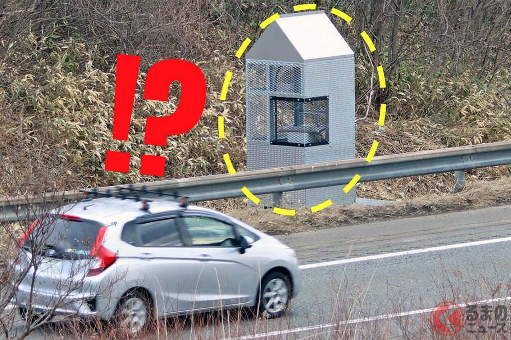 「新種の“オービス”」が各地で本格稼働！ 最新式は「よーく見ないと」判別不可能!? 各地で目撃される“ニュータイプ”「半固定式オービス」とは【新しいオービス機器は「神出鬼没」!?】