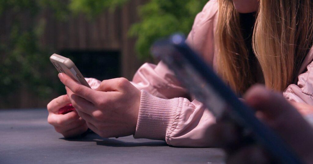 不用意にスクロールしたりテレビを見たりすると、認知症のリスクが高まる可能性があります。携帯電話を頻繁にしまってください。