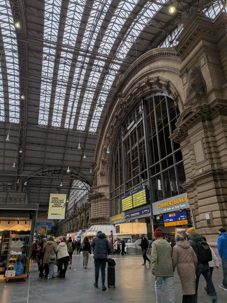 フランクフルト・アム・マイン中央駅...ちょっと胡散臭い感じがしました！