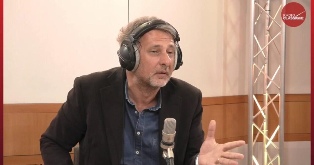 「私を見て、あなたを見て」：ブルーノ・ルメールがドナルド・トランプとエマニュエル・マクロンの間の驚くべきやりとりを語るとき