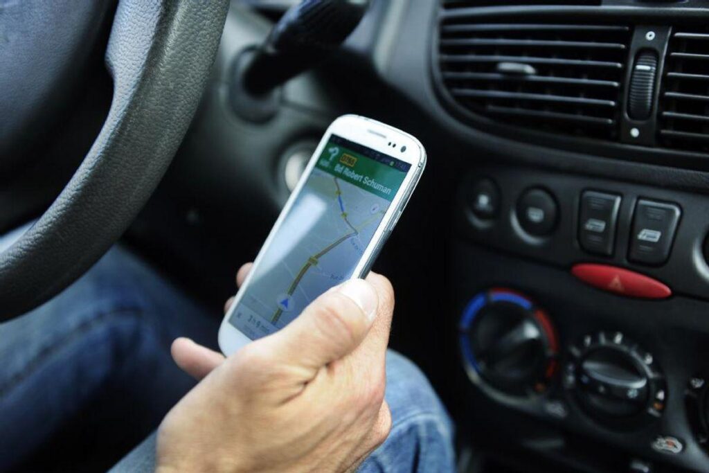 運転中の携帯電話：いくつかの部門で免許停止が保証される