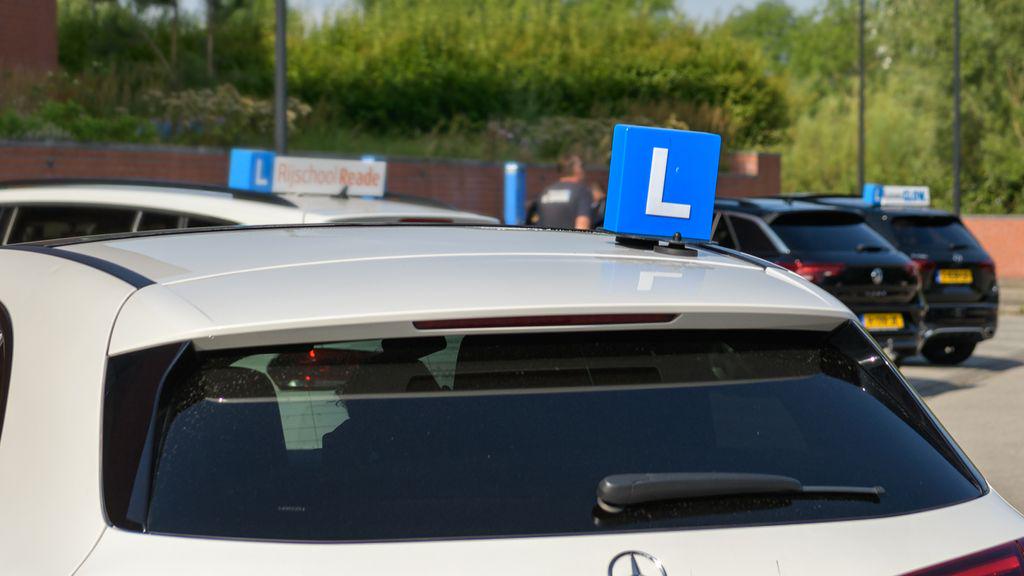 共連れと割り込み：教習所では教習車に対する攻撃性が高まっている