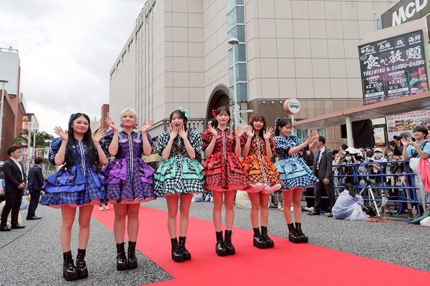 国際通り歩くスターに歓声　沖縄国際文化祭でレッドカーペット