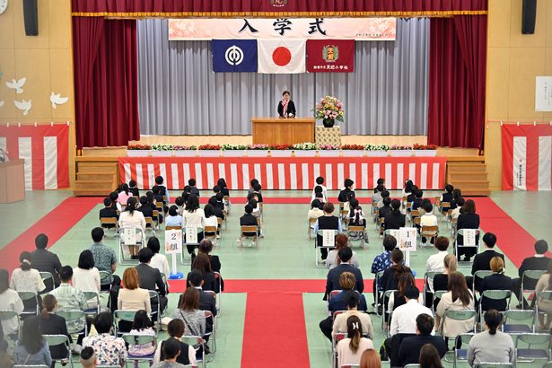 新1年生、わくわく笑顔 県内小中で入学式 沖縄