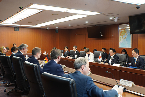 【令和8年5月12日】　ドイツ連邦共和国・パトリック・シュニーダー交通大臣よる金子大臣への表敬訪問 - 国土交通省