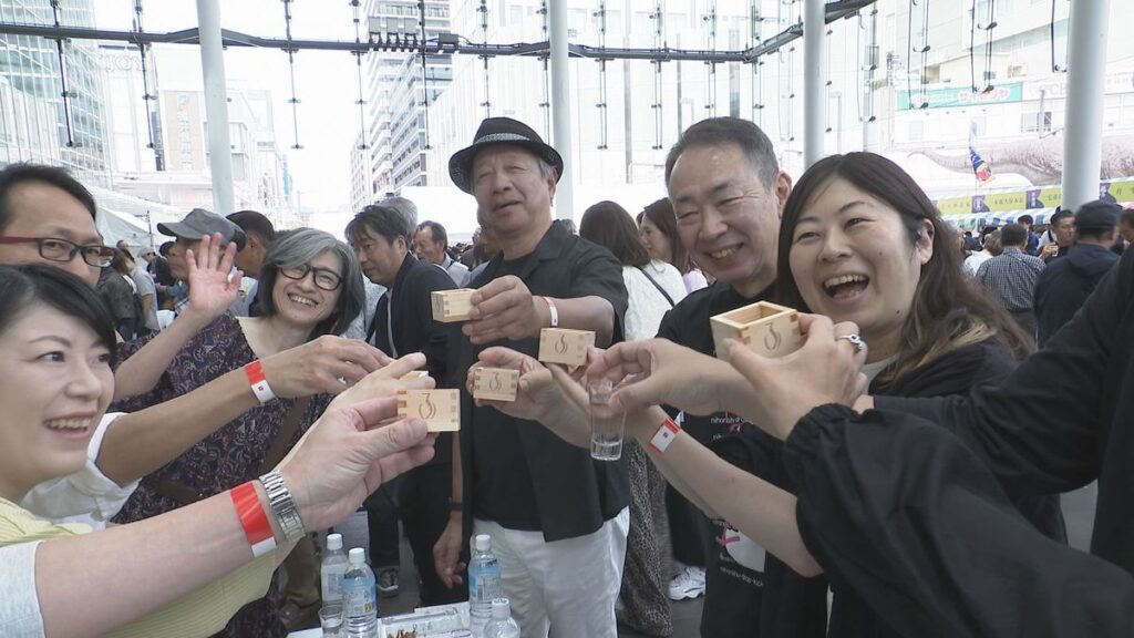 福井の蔵元が自慢 100種類の地酒が福井駅前に集合 県内外の観光客が味の違いを楽しむ 秘蔵酒や希少な酒も(2026年5月23日掲載)|FBC NEWS NNN 共有