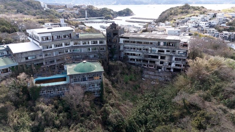 廃墟化し、今も残る旅館