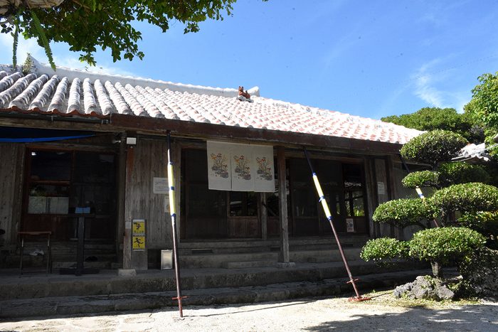 伝統的な沖縄家屋のたたずまいが残る主屋