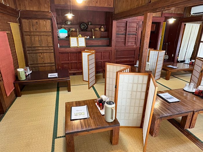 沖縄のかーらやー（沖縄瓦ぶき）の間取りを残した店内